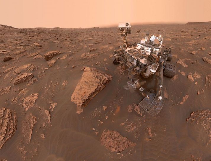 Vélmennið Curiosity á yfirborði Mars.