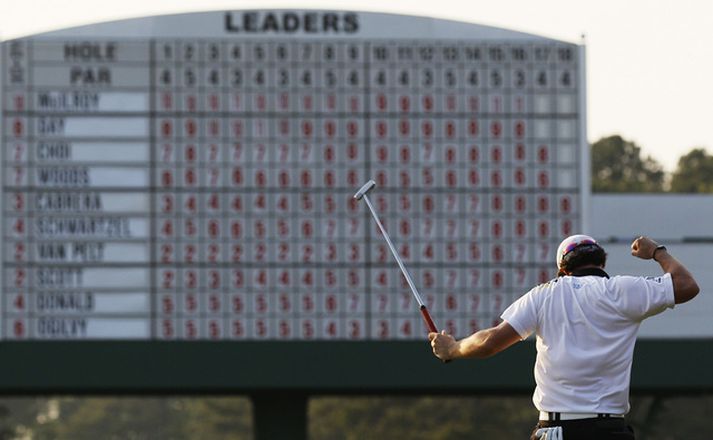 Hinn 21 árs gamli Rory McIlroy frá Norður-Írlandi er með fjögurra högga forskot fyrir lokahringinn á Mastersmótinu í golfi.