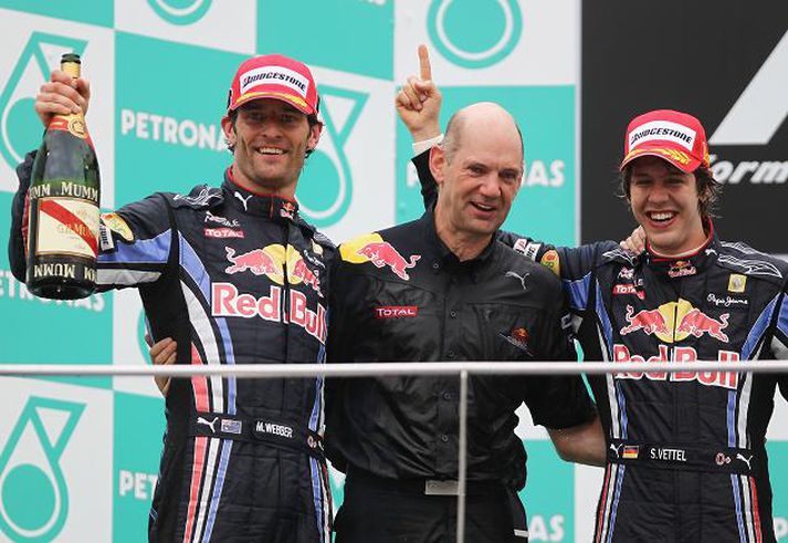 Adrian Newey með Mark Webber og Sebastian Vettel á verðaunapallinum í Malasíu, en þeir hafa forystu í stigamóti ökumanna og Red Bull´ i keppni bílasmiða.