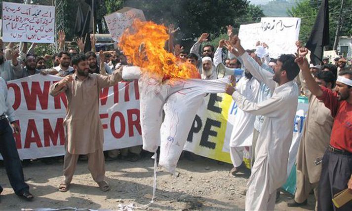 Mótmælendur í Pakistan kveikja í brúðu sem líkist Benedikt sextánda páfa í morgun.