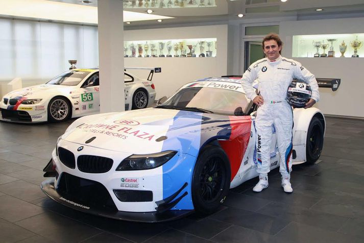 Zanardi fyrir framan BMW keppnisbíl sinn.