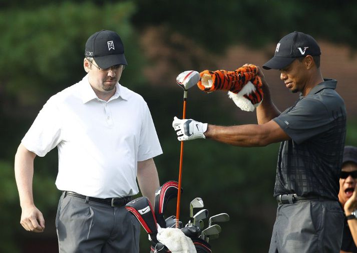 Félagararnir Bryon Bell og Tiger Woods.