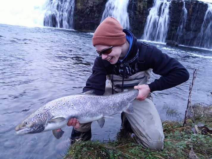 Ómar Smári Óttarsson með 92 laxinn sem hann veiddi í Varmá