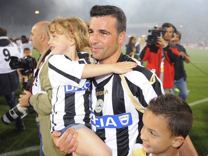 Antonio Di Natale fagnar hér með börnum sínum þegar Udinese komst í Meistaradeildina í vor.