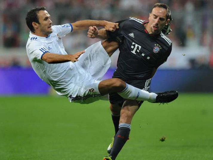 Ricardo Carvalho tæklar hér Franck Ribery í leik Real og Bayern um Beckenbauer-bikarinn.