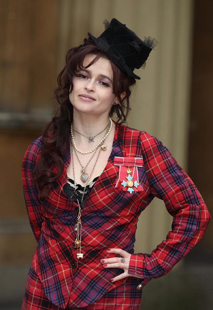 Helena bonham carter stillti sér upp fyrir ljósmyndara við Buckingham-höllina.