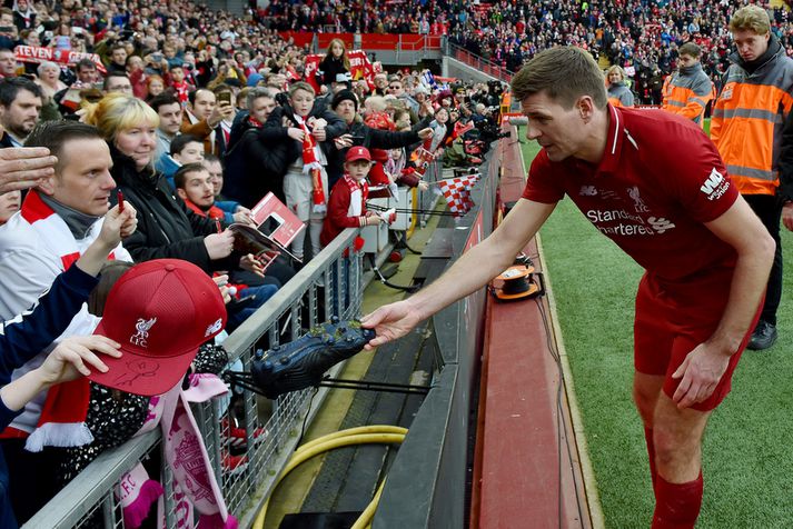 Steven Gerrard gaf skóna sína eftir leik.