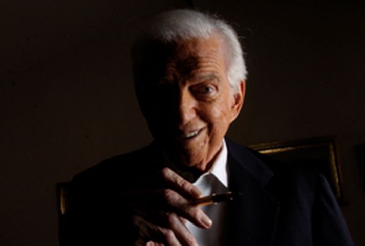 Sidney Sheldon á heimili sínu í Palm Springs í Kaliforníu árið 2004.