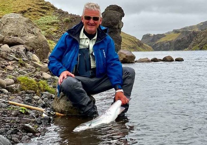 Árni Baldursson með lax sem hann veiddi í morgun af svæði 4 í Stóru Laxá