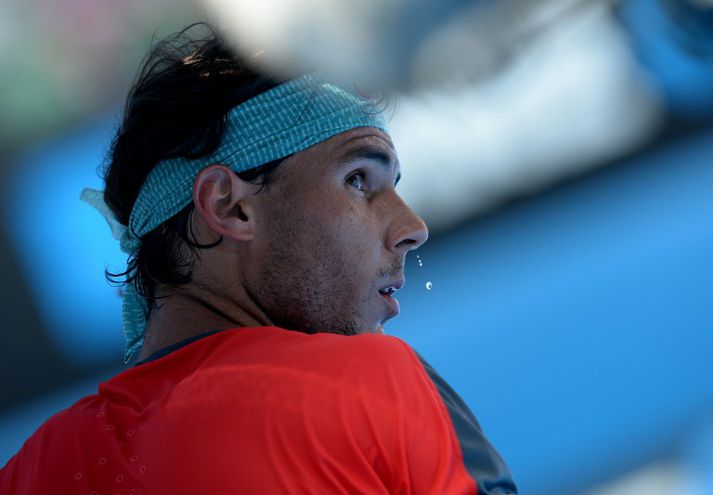 Rafael Nadal gjóar augum sínum í áttina til dómara leiksins.