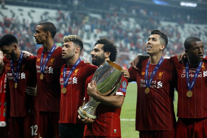 Mo Salah með Ofurbikarinn sem aðeins Liverpool hefur náð að vinna af ensku liðunum á þessari öld.