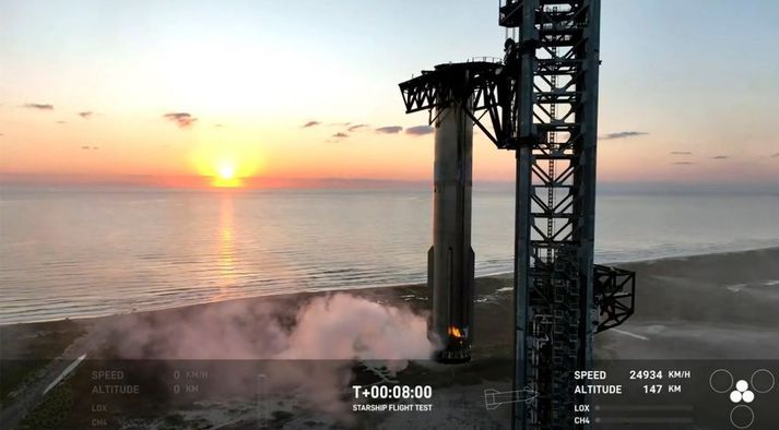 Starship-eldflaugarþrepið á skotpallinum eftir að vélarmurinn greip það í Boca Chica í Texas í dag.