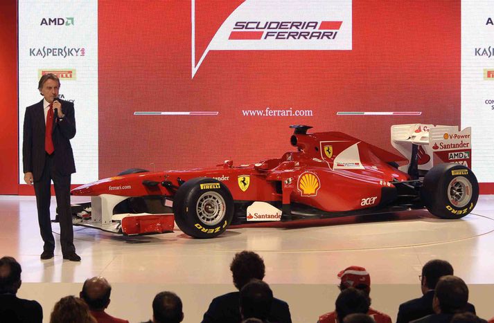 Luca Montezemolo, forseti Ferrari við nýja Ferrari keppnisbílinn á frumsýningu Ferrari í dag.