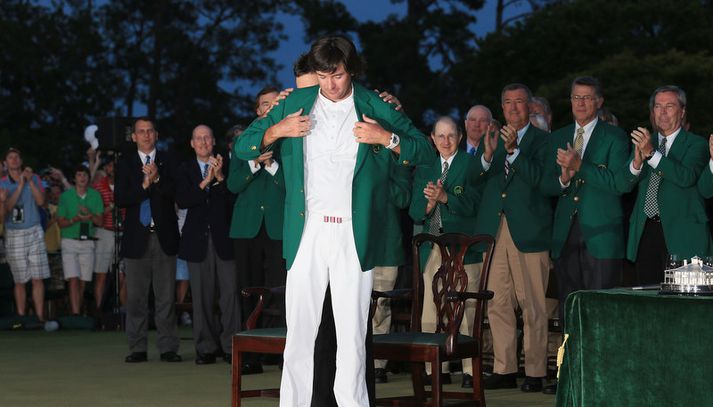 Bubba Watson klæðir sig í græna jakkann eftir sinn fyrsta sigur á risamóti.