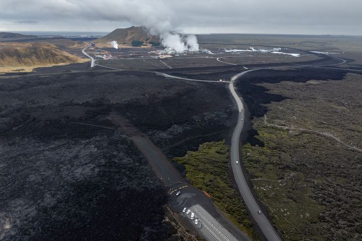 Storknað hraun við Svartsengi en kvika heldur áfram að streyma inn í kvikusöfnunarhólf undir svæðinu. Kvikumagn í hólfinu hefur ekki verið meira síðan 2023.