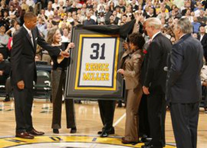 Áhorfendur í Conseco Fieldhouse hrópuðu nafn Reggie Miller án afláts í síðasta sinn í nótt þegar besti leikmaður félagsins á síðustu tveimur áratugum var heiðraður