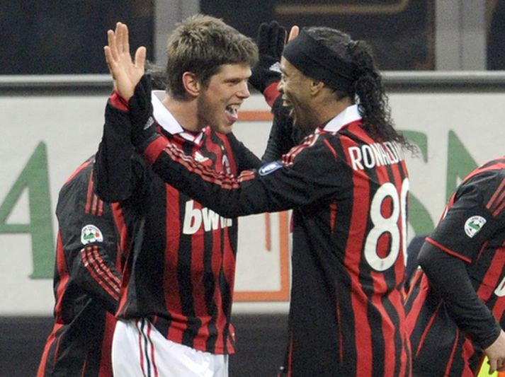 Klaas Jan Huntelaar fagnar öðru marki sínu með Ronaldinho.