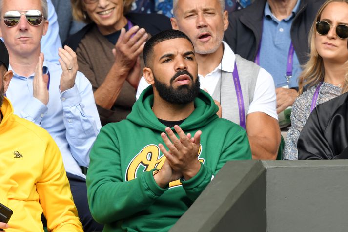 Drake, sem er mikill tennisáhugamaður, á Wimbledon.