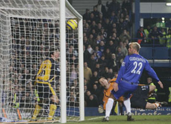 Frá Stamford Bridge í dag. Eiður var duglegur og mikið í boltanum eftir að hann kom inn á fyrir Robben.
MYND/Getty