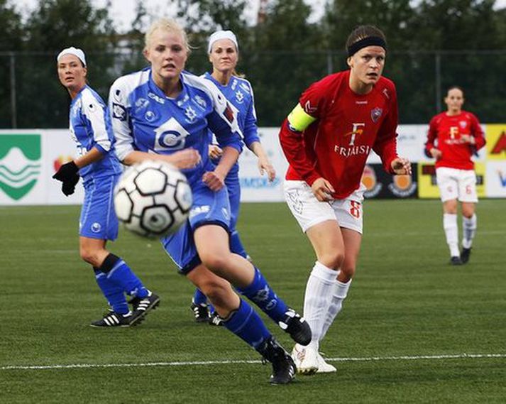 Katrín Jónsdóttir skoraði fyrsta mark Vals Hér er hún til hægri í leiknum í kvöld.