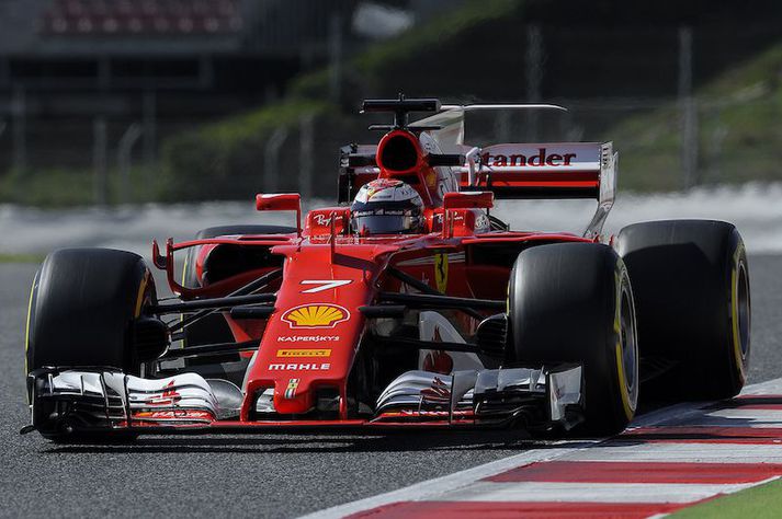 Kimi Raikkonen á Ferrari bílnum. Gárungar telja Ferrari líklegasta liðið til að mögulega velta Mercedes úr sessi í ár.