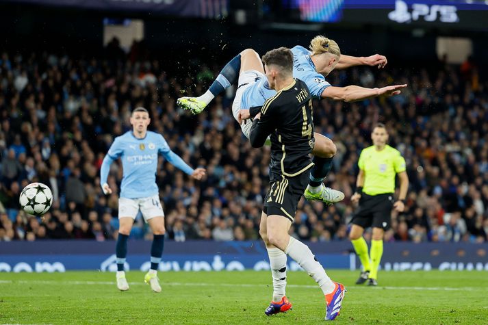 Erling Haaland skorar hér þetta ótrúlega mark sitt fyrir Manchester City.