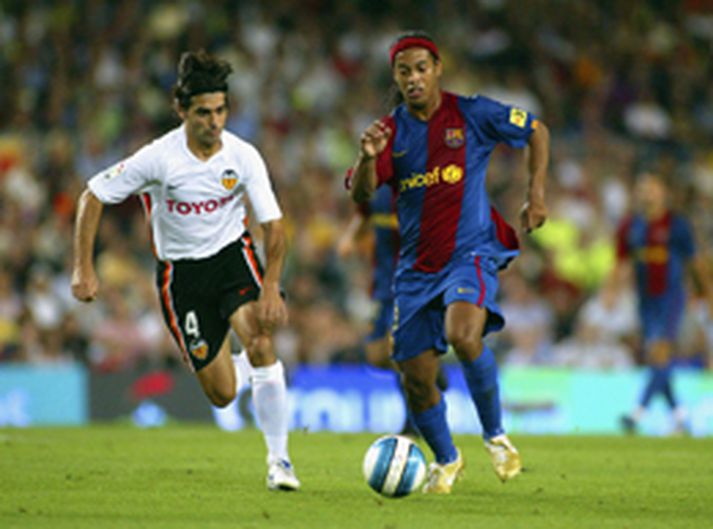 Roberto Ayala hleypur hér á eftir Ronaldinho hjá Barcelona.