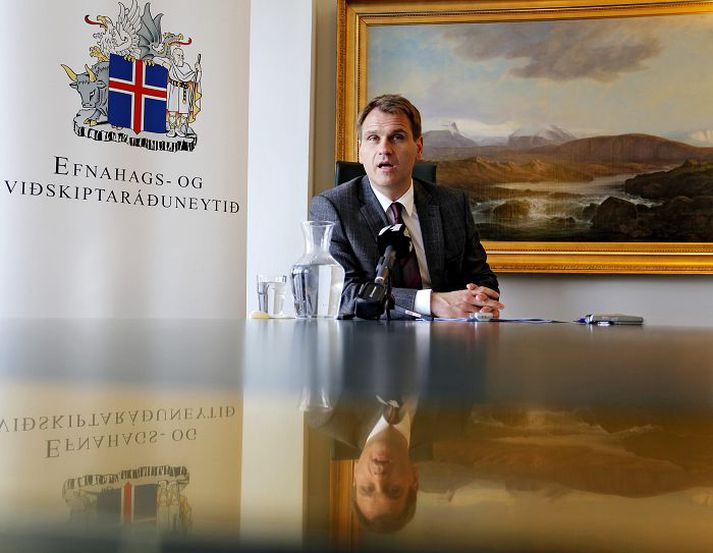 Árni Páll Árnason, efnahags- og viðskiptaráðherra, kynnti svar Íslands til ESA, eftirlitsstofnunar EFTA, í Þjóðmenningarhúsinu í gær. Fréttablaðið/Valli