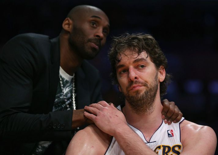 Kobe Bryant hughreystir Pau Gasol en síðasta leiktíð reyndist Lakers erfið.