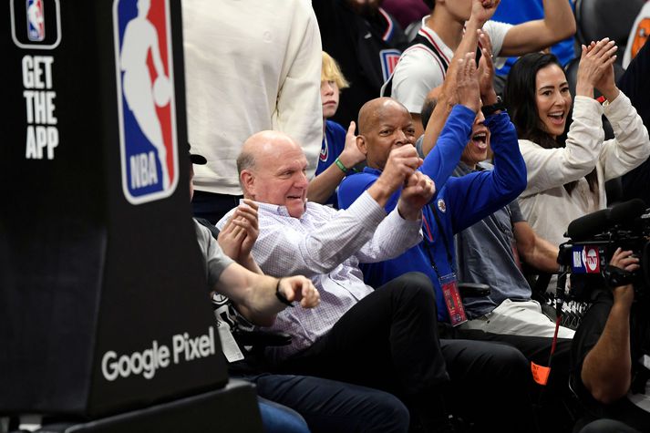 Steve Ballmer er oft mjög líflegur á hliðarlínunni hjá Los Angeles Clippers. Hann er körfuboltaáhugamaður fram í fingurgóma.