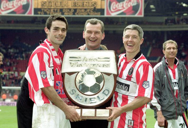 Peter Thorne, Guðjón Þórðarson og Graham Kavanagh með Framrúðubikarinn fræga sem Stoke City vann vorið 2000.
