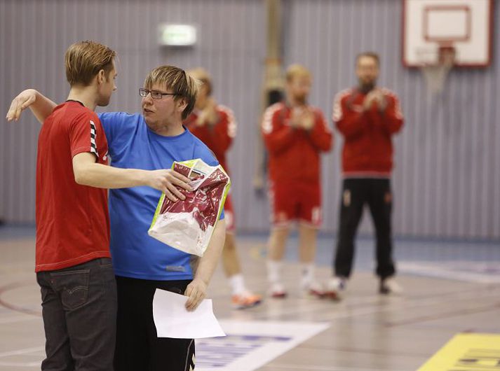 Þorgeir faðmar Bjarka að sér eftir flutning ljóðsins.