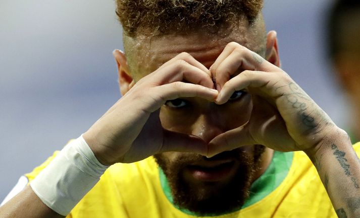 Neymar fagnar hér marki á Copa America.