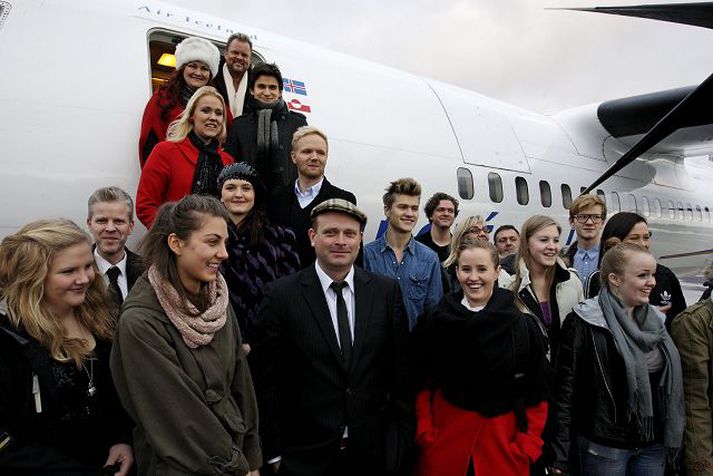 Mögnuð eftirspurn 39 þúsund Íslendingar ætla annað hvort að fara á Frostrósir eða Jólagesti Björgvins Halldórssonar. Miðasalan nemur þrjú hundruð milljónum íslenskra króna. Frostrósahópurinn lagði af stað í tónleikaferðina í gær.Fréttablaðið/Valli