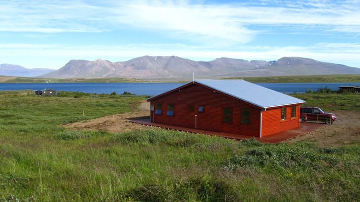 Nýtt og vandað hús bíður veiðimanna við Vesturhópsvatn. Fleiri myndir af húsinu má sjá á svfk.is.