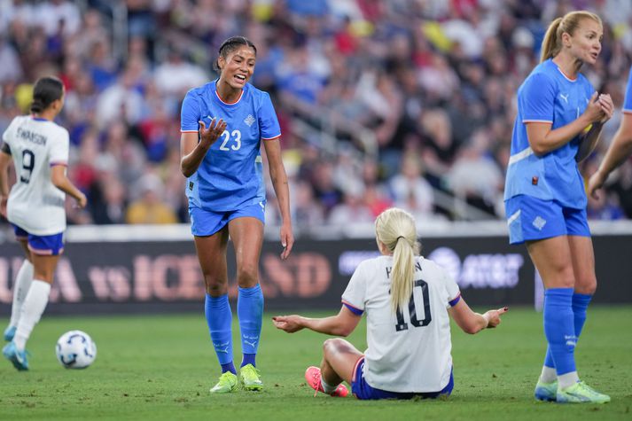 Sveindís Jane Jónsdóttir ræðir málin við bandarísku landsliðskonuna Lindsey Horan í leik þjóðanna á dögunum.