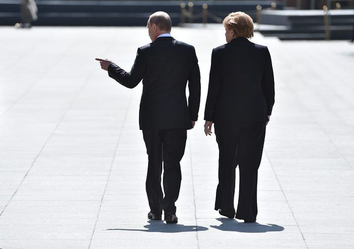 Vladimír Pútín Rússlandsforseti og Angela Merkel Þýskalandskanslari ganga að gröf óþekkta hermannsins í Moskvu.