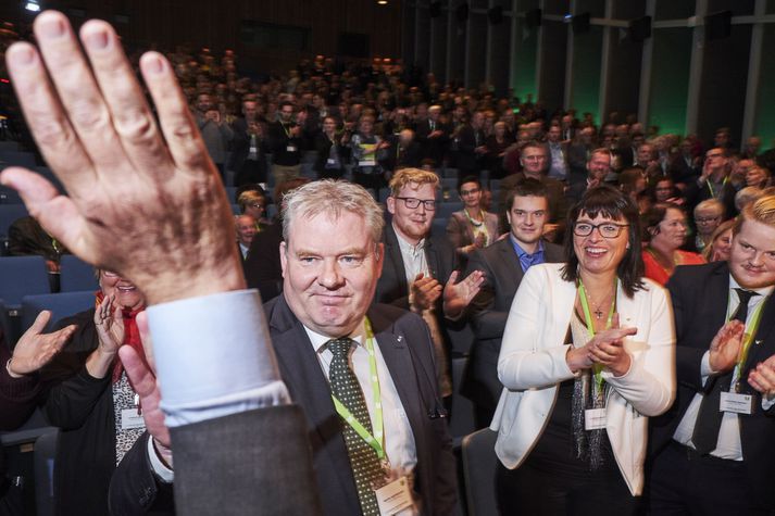 Framsóknarmenn ætla að koma saman í Bændahöllinni, hafa það huggulegt og leggja blessun sína yfir stjórnarsáttmálann.