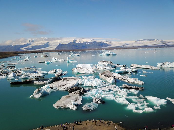 Breiðamerkurjökull skríður árlega fram um 300 metra á ári en hopar þó þegar upp er staðið um 300 metra því lónið nagar 600 metra af jökulsporðinum á móti. Vísir/JóiK