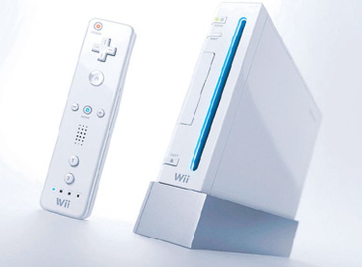 Wii er töluvert minni en Xbox360 og PlayStation 3, og stendur upp á rönd í stofunni. Stýripinninn er ekki ósvipaður sjónvarpsfjarstýringu eins og sést á myndinni.