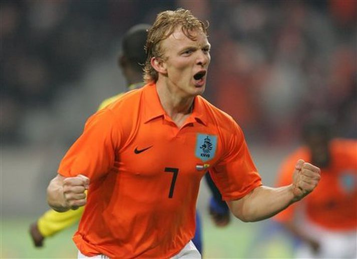 Hinn eftirsótti Dirk Kuyt frá Feyenoord er í byrjunarliði Hollendinga í stað Ruud Van Nistelrooy