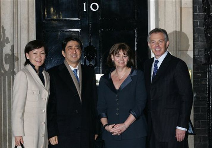 Shinzo Abe (t.v.) og Tony Blair (t.h.) ásamt eiginkonum sínum fyrir utan Downing street 10 í dag.