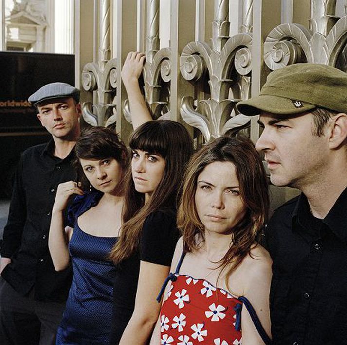 Nouvelle Vague sló í gegn árið 2005 fyrir ábreiður sínar af gömlum post-pönk og nýbylgjuslögurum sem settir voru í kynþokkafullan bossa-nova búning.