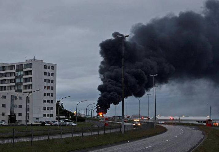 Það er afar fjölmenn byggð fyrir ofan Hringrás. Árið 2004 þurfti að flytja 600 manns af heimilum sínum vegna eldsvoðans á sama stað.