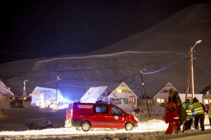 Karlmaður á fertugsaldri lést í snjóflóðinu sem féll á Svalbarða í nótt. Tvö börn eru alvarlega slösuð.