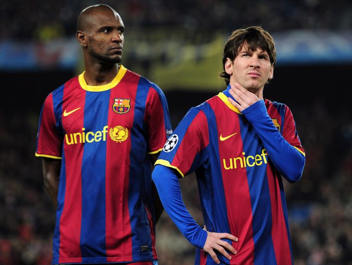 Eric Abidal við hlið Lionel Messi.