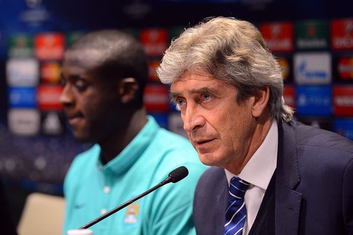 Manuel Pellegrini, stjóri City, með Yaya Toure sem áður lék með Barcelona.