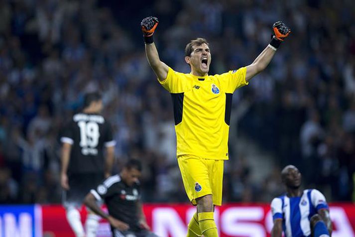 Casillas fagnar sigrinum á Chelsea í gær.