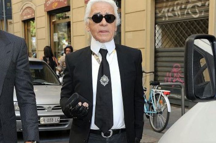 Karl Lagerfeld Lagerfeld hefur starfað innan tískubransans frá árinu 1953 og verið yfirhönnuður Chanel-tískuhússins síðan 1983. Hönnuðurinn er að nálgast áttrætt og greinilegt er að hann hefur fundið stíl sem hentar honum. Lagerfeld sést sjaldan í öðru en þröngum buxum, skyrtu með stórum kraga, vel sniðnu vesti og jakka og með svarta leðurhanska. Hér er hann í september 2011.