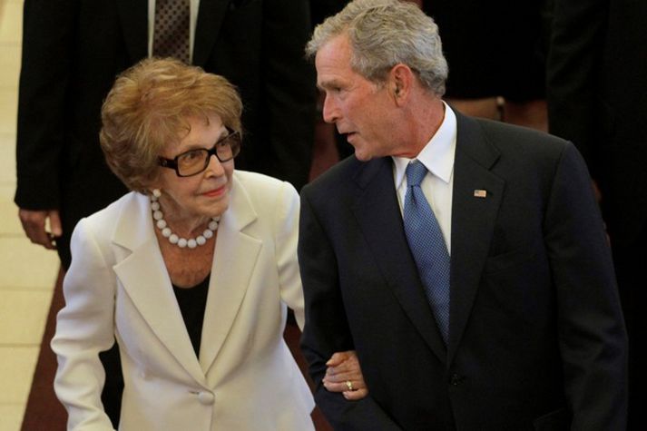 Fjölmenni var við útförina en hana sóttu m.a. Nancy Reagan og George Bush.